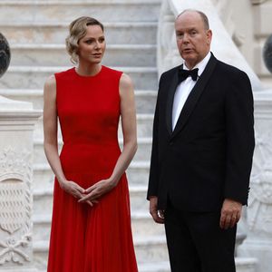 Le Prince Albert II de Monaco et la Princesse Charlène attendent leurs invités au Palais Princier avant un dîner d'État avec le Président français dans le cadre d'une visite d'État de deux jours à Monaco avant l'Unoc3, le 7 juin 2025.  Photo by Ludovic MARIN/Pool/ABACAPRESS.COM