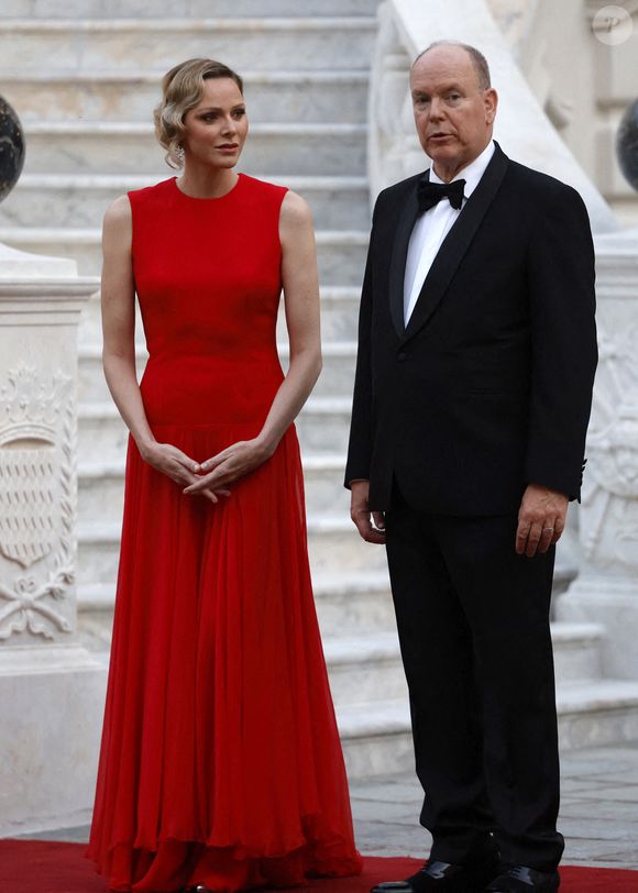 Le Prince Albert II de Monaco et la Princesse Charlène attendent leurs invités au Palais Princier avant un dîner d'État avec le Président français dans le cadre d'une visite d'État de deux jours à Monaco avant l'Unoc3, le 7 juin 2025.  Photo by Ludovic MARIN/Pool/ABACAPRESS.COM