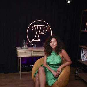 Vaimalama Chaves pose pour En Privé avec, à l'occasion de la promotion de son livre O Vai (éd. First)