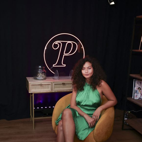 Vaimalama Chaves pose pour En Privé avec, à l'occasion de la promotion de son livre O Vai (éd. First)