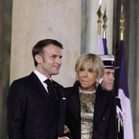 Des images inédites de Brigitte Macron enlacée avec son mari Emmanuel, le couple comme on l’a rarement vu