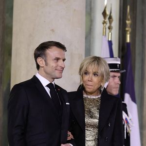 Mariés depuis plus de dix-sept ans, Emmanuel et Brigitte Macron sont des alliés indéfectibles.

Le président Emmanuel Macron et sa femme Brigitte Macron lors de l'accueil par le couple présidentiel français du président du Kazakhstan au palais de l'Elysée à Paris pour un dîner d'état 

© Dominique Jacovides / Bestimage