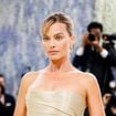 En escale à Pegomas sur la Côte d'Azur, Margot Robbie découvre les fleurs de Chanel