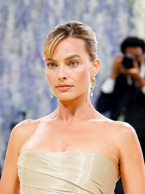 En escale à Pegomas sur la Côte d'Azur, Margot Robbie découvre les fleurs de Chanel