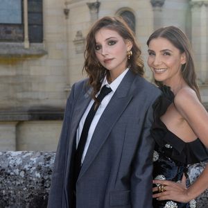 Clotilde Courau et sa fille Vittoria de Savoie - Photocall du défilé de mode automne-hiver 2024 Haute-Couture "Valentino" au château de Chantilly, lors de la fashion week de Paris. Le 5 juillet 2023 © Olivier Borde / Bestimage