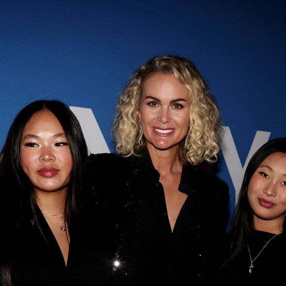 Laeticia Hallyday et ses filles Joy et Jade - Photocall du vernissage de l'exposition "Johnny Hallyday, l'exposition" au Palais des Expositions à Paris. Le 21 décembre 2023
© Dominique Jacovides / Bestimage