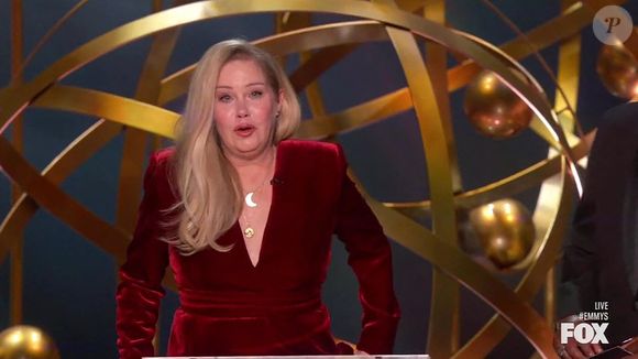 Christina Applegate reçoit une ovation debout alors qu'elle monte sur scène avec une canne pour faire sa présentation aux Emmy Awards. 
© Backgrid UK/ Bestimage