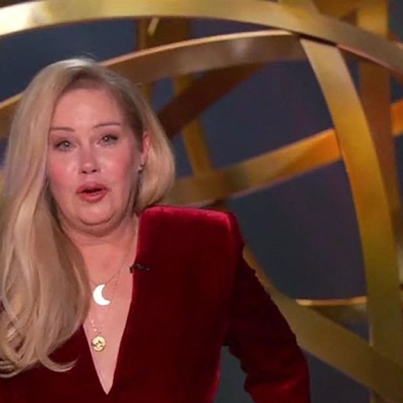 Christina Applegate reçoit une ovation debout alors qu'elle monte sur scène avec une canne pour faire sa présentation aux Emmy Awards. 
© Backgrid UK/ Bestimage