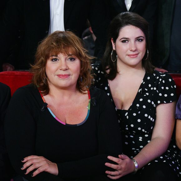 Michèle Bernier et sa fille Charlotte Gaccio lors de l’enregistrement de l'émission "Vivement Dimanche", au studio Gabriel à Paris, France, le 6 janvier 2010. Invité principal Michèle Bernier. © JLPPA/Bestimage