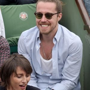 Julien Dore regardent un match lors de la sixième journée des Internationaux de France de tennis à Roland-Garros à Paris, France, le 29 mai 2015.