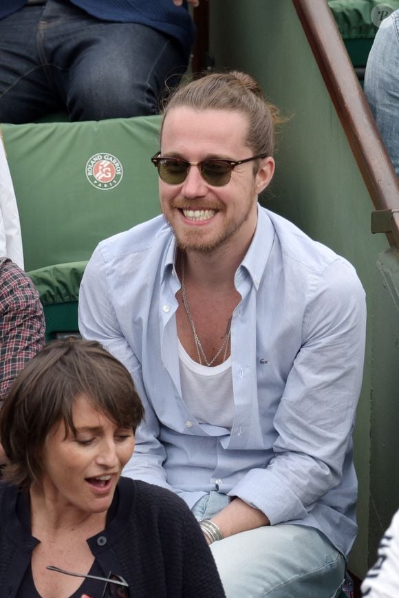 Julien Dore regardent un match lors de la sixième journée des Internationaux de France de tennis à Roland-Garros à Paris, France, le 29 mai 2015.