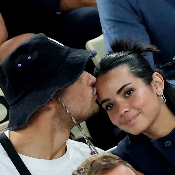 Florent Manaudou et sa compagne Lola Dumenil - Les célébrités en tribunes pendant l'épreuve de basketball de Demi-Finale opposant la France à l'Allemagne lors des Jeux Olympiques de Paris 2024 (JO) à l'Arena Bercy, à Paris, France, le 8 août 2024. © Jacovides-Perusseau/Bestimage