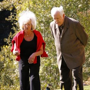 Pierre Bellemare et sa femme Roselyne posent dans leur maison de campagne près de Bergerac, Dordogne, France, le 22 octobre 2011 (Archives). © Patrick Bernard/Bestimage