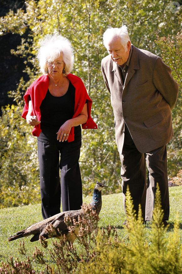 Pierre Bellemare et sa femme Roselyne posent dans leur maison de campagne près de Bergerac, Dordogne, France, le 22 octobre 2011 (Archives). © Patrick Bernard/Bestimage