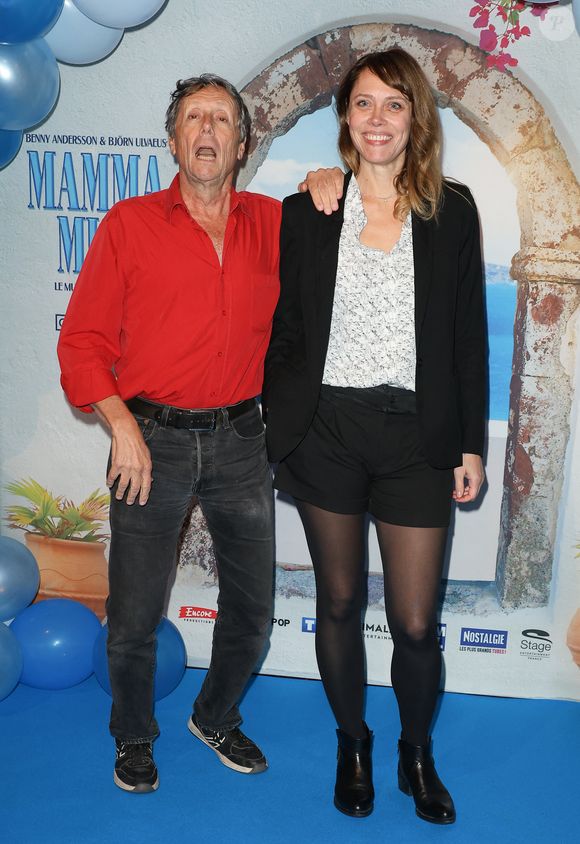De 20 ans sa cadette mais plus grande que lui en taille

Antoine de Maximy et sa compagne Magalie Benet - Soirée de gala pour la première de la comédie musicale "Mamma Mia ! Le Musical" au Casino de Paris le 26 octobre 2023. © Coadic Guirec/Bestimage