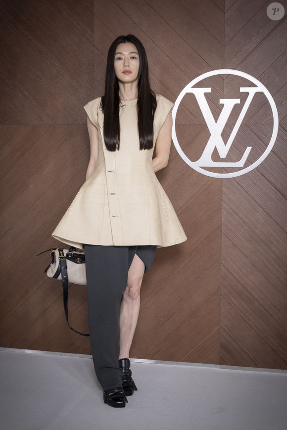 Jeon Ji-hyeon - Photo Call pour Le Défilé « Vuitton »Collection Prêt-à-Porter Automne/Hiver 2025-2026" lors de la Fashion Week de Paris (PFW), le 10 mars 2025. © Olivier Borde /Bestimage