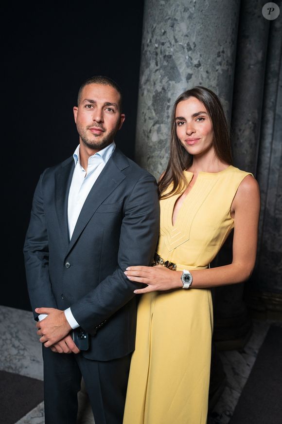 La jeune femme de 28 ans est apparue, un peu plus tard, avec une nouvelle robe, tout aussi exceptionnelle. Zein Qutami, que l'on doit désormais appeler Zein Saab, en a dit un peu plus, sur cette nouvelle tenue, à "Harper's Bazaar Arabia". 

Celio Saab et sa compagne au défilé Elie Saab Haute Couture Automne/Hiver 2025/2026, à Paris, le 9 juillet 2025. Backgrid USA / Bestimage