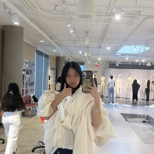 Ce jeudi 12 mars, la jeune femme a présenté ses premiers vêtements lors d'un défilé privé.

Capture d'écran de la story Instagram de Jade Hallyday.