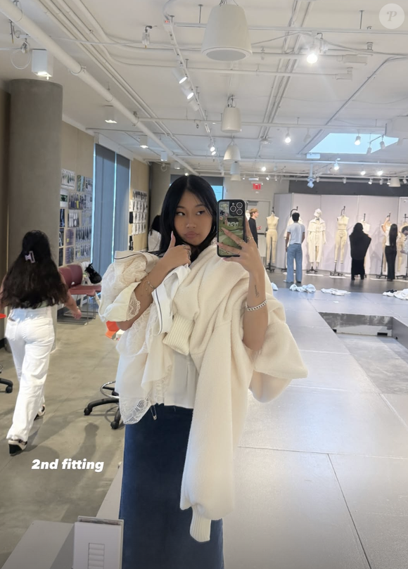 Ce jeudi 12 mars, la jeune femme a présenté ses premiers vêtements lors d'un défilé privé.

Capture d'écran de la story Instagram de Jade Hallyday.