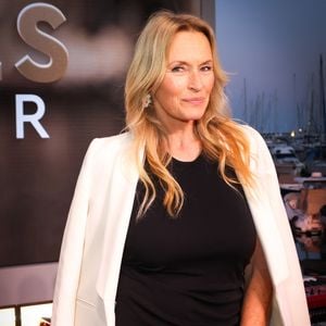 Exclusif - Estelle Lefebure pose en coulisses de l'émission « C à vous » lors du 79e Festival international du film de Cannes, le 22 mai 2026. © Jack Tribeca / Bestimage