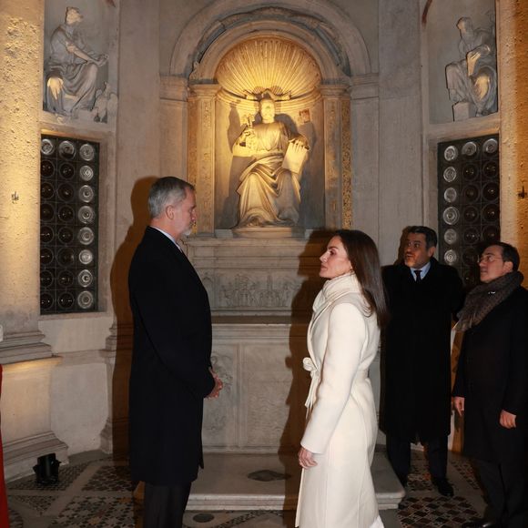 "L’absence de l’Espagne à la réouverture de la cathédrale Notre-Dame est une honte pour notre pays", a assuré Alberto Nunez Feijoo, le chef de file du Parti populaire, cité par Le Parisien.
Le roi Felipe VI d'Espagne et la reine Letizia à l'Académie royale d'Espagne à Rome le 10 décembre 2024.