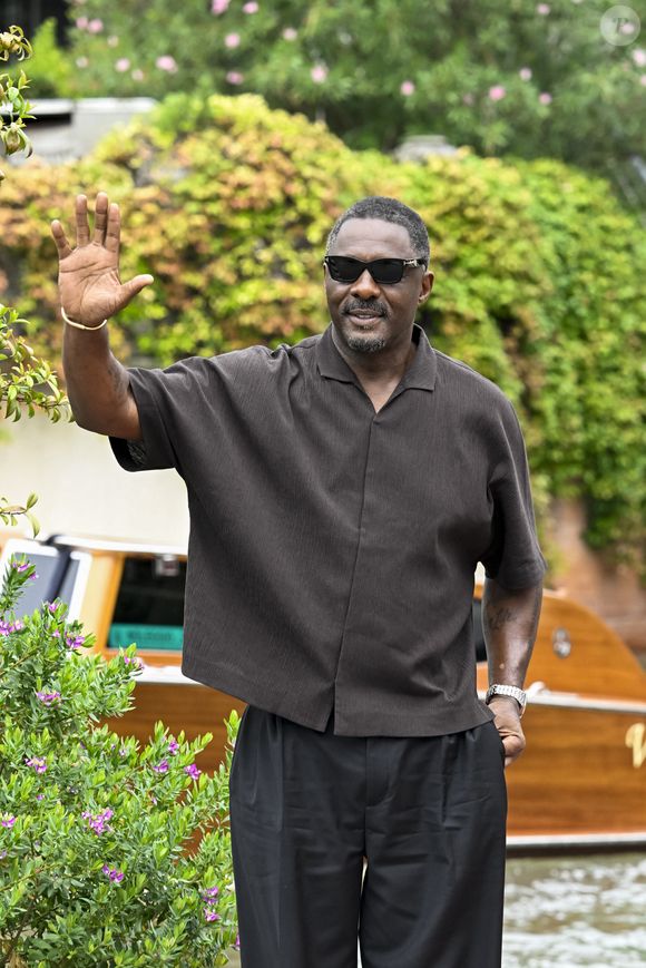 Idris Elba sur le ponton de l'hôtel Excelsior lors de la 82ème édition du festival international du film de Venise (La Mostra), Italie, le 2 septembre 2025. © Max Montingelli/SGP/Bestimage