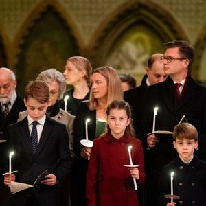 Le prince William de Galles, Kate Catherine Middleton, princesse de Galles et leurs enfants, le prince George, la princesse Charlotte et le prince Louis lors du traditionnel concert de Noël "Together At Christmas" en l'abbaye de Westminster à Londres. Photo par PA Photo/ Bestimage