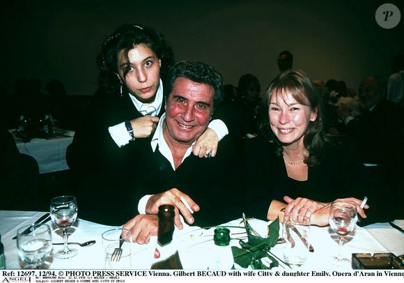 Gilbert Bécaud est mort en décembre 2001. Sa fille, née de ses amours avec Kitty, avait 24 ans...

Gilbert Bécaud à Vienne, attablé et souriant en compagnie de Kitty et Emily, le 12 décembre 1994.
Photo Press Service / Bestimage