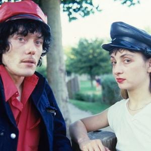 En France, durant leur tournée, Catherine Ringer et Fred Chichin, portant une casquette, ensemble dans la rue. © Michel Croizard via Bestimage