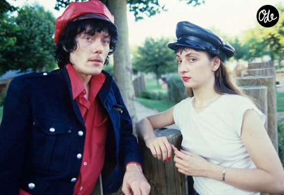 En France, durant leur tournée, Catherine Ringer et Fred Chichin, portant une casquette, ensemble dans la rue. © Michel Croizard via Bestimage