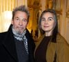 Dans le documentaire Cancer : la vie devant, Florent Pagny revient sur son combat contre le cancer du poumon et rend hommage au soutien de ses proches.

Azucena Caamaño, Florent Pagny - Cérémonie de la remise de la médaille de chevalier de l'ordre des arts et des lettres à Alexandre Kirchhoff, PDG du label Capitol Music France par R.Dati au Ministère de la Culture à Paris.
© Cyril Moreau / Bestimage