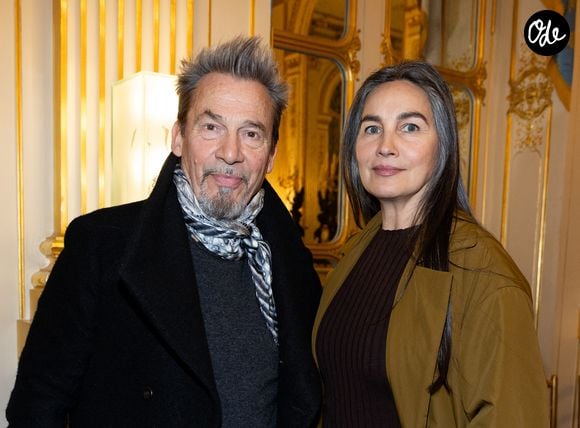 Dans le documentaire Cancer : la vie devant, Florent Pagny revient sur son combat contre le cancer du poumon et rend hommage au soutien de ses proches.

Azucena Caamaño, Florent Pagny - Cérémonie de la remise de la médaille de chevalier de l'ordre des arts et des lettres à Alexandre Kirchhoff, PDG du label Capitol Music France par R.Dati au Ministère de la Culture à Paris.
© Cyril Moreau / Bestimage