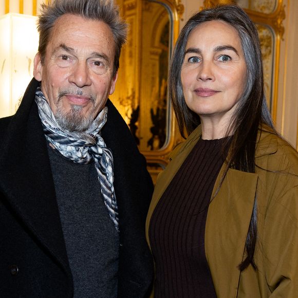 Dans le documentaire Cancer : la vie devant, Florent Pagny revient sur son combat contre le cancer du poumon et rend hommage au soutien de ses proches.

Azucena Caamaño, Florent Pagny - Cérémonie de la remise de la médaille de chevalier de l'ordre des arts et des lettres à Alexandre Kirchhoff, PDG du label Capitol Music France par R.Dati au Ministère de la Culture à Paris.
© Cyril Moreau / Bestimage