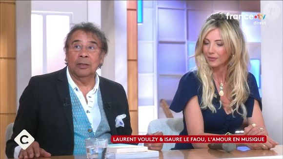 Laurent Voulzy et sa compagne Isaure La Faou, sur C à Vous le 8 mai 2026 © Capture d'écran/France 5
