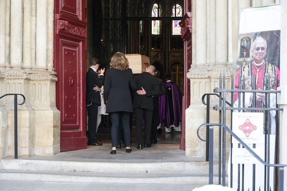 Le cercueil de Philippe Labro arrive à l'église Saint Germain des Prés à Paris, France, le 13 juin 2025. Philippe Labro, journaliste, auteur, réalisateur et compositeur prolifique, est décédé à 88 ans des suites d'un cancer le 4 juin. Photo by Nasser Berzane/ABACAPRESS.COM