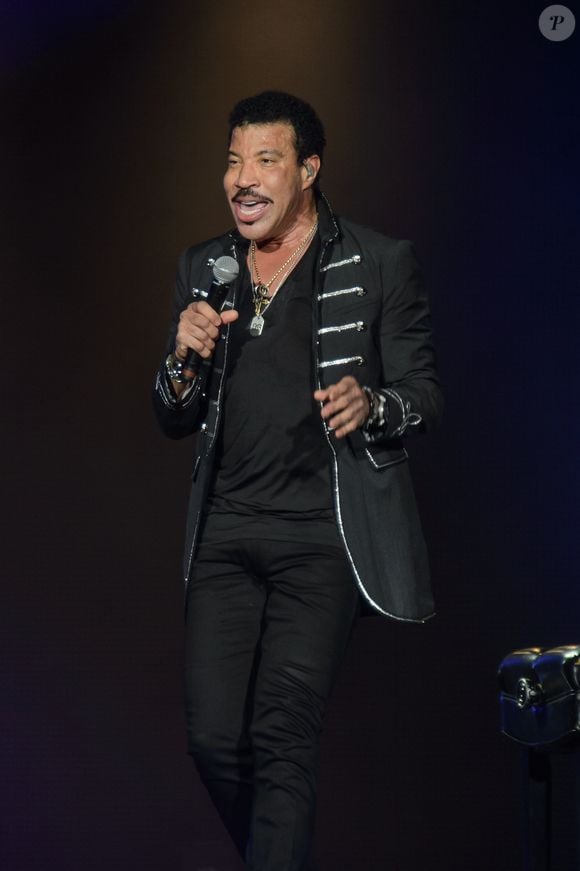 "Elle veut que je revienne vite et je lui ai promis. Il y a cinquante-six ans, avec cinq copains de fac, je jouais dans le groupe de soul les Commodores. Nice et Saint-Tropez ont été les villes de nos premiers concerts hors des États-Unis", a-t-il expliqué.

Lionel Richie en concert au Zenith de Paris le 29 mars 2015. @LIONEL URMAN  / BESTIMAGE