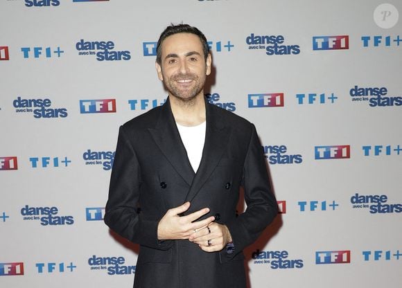 De nombreuses surprises ont été promises aux téléspectateurs.

Camille Combal - Photocall de lancement de la saison 2026 de "Danse avec les stars" (DALS) au siège de TF1 à Boulogne-Billancourt le 18 décembre 2025. © Coadic Guirec/Bestimage