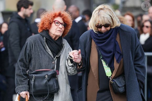 Andréa Ferreol et Isabelle Brulier aux arrivées des obsèques d'Emilie Dequenne au cimetière Père Lachaise à Paris, France, le 26 mars 2025. © Cyril Moreau/Bestimage