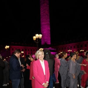 Evelyne Dhéliat - Lancement de la campagne Octobre Rose 2024 sur la Place Vendôme à Paris le 30 septembre 2024, autour d'un spectacle magique et émouvant, mettant en scène des femmes concernées, mis en scène par Amir pour le coup d'envoi de la campagne annuelle de lutte contre les cancers du sein. © Coadic Guirec/Bestimage