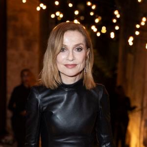 L'immense actrice Isabelle Huppert, qui célèbre ce lundi son anniversaire, file le parfait amour avec le réalisateur Ronald Chammah depuis plus de quarante ans.

Isabelle Huppert - Personnalités au dîner "Women in Motion" par le groupe Kering, Place de la Castre, lors du Festival International du Film de Cannes. © Olivier Borde / Bestimage