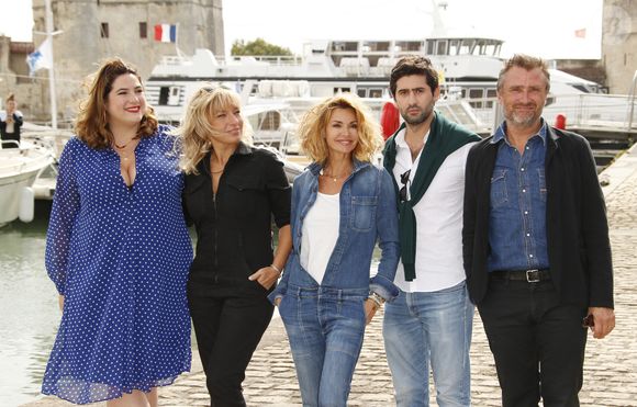 A l'écran, son personnage a connu beaucoup de rebondissements, notamment sur le plan amoureux.

Charlotte Gaccio, Julie Debazac, Ingrid Chauvin, Mayel Elhajaoui, Alexandre Brasseur  "Demain nous appartient" - Photocall lors du Festival de la Fiction de La Rochelle. Le 18 septembre 2021
© Christophe Aubert via Bestimage