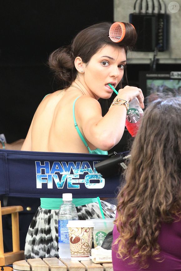 Et il y a bien un aliment dont raffole Kendall Jenner, à tel point qu'elle en consomme tous les jours, et pas qu'un seul. 

Exclusif - Kendall Jenner sur le tournage de Hawaii Five O à Honolulu  FAMEFLYNET / BESTIMAGE
