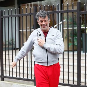 Exclusif - Stéphane Plaza a été surpris par les photographes et vidéastes à la sortie d'un RDV à Paris, le 27 février 2025.