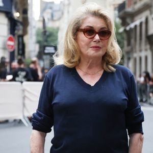 Catherine Deneuve - Les célébrités au défilé AMI "Collection Homme Prêt-à-Porter Printemps/Eté 2026" lors de la Fashion Week de Paris, le 25 juin 2025
© Denis Guignebourg / Bestimage