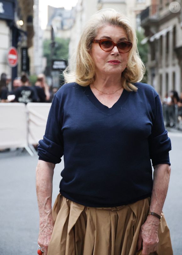 Catherine Deneuve - Les célébrités au défilé AMI "Collection Homme Prêt-à-Porter Printemps/Eté 2026" lors de la Fashion Week de Paris, le 25 juin 2025
© Denis Guignebourg / Bestimage