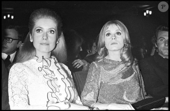 Françoise Dorléac et sa sœur Catherine Deneuve, en 1967, pour la première du film "Les demoiselles de Rochefort". AGENCE / BESTIMAGE