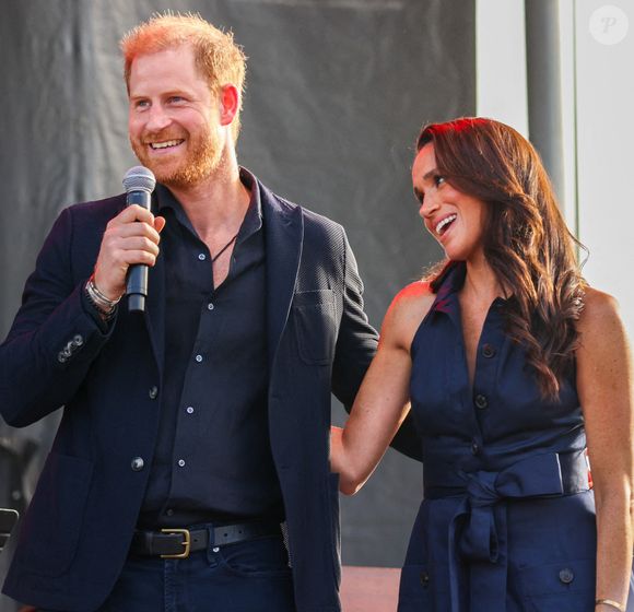 Le 20 septembre 2025, Summerland, Californie, États-Unis : le prince Harry et la princesse Meghan, le duc et la duchesse de Sussex, sont montés sur scène lors du concert One805 Live dans la propriété de la star de cinéma Costner au bord de l'océan, où Harry s'apprêtait à remettre les prix "Heart of the Community" (cœur de la communauté). © Zuma/ABACA