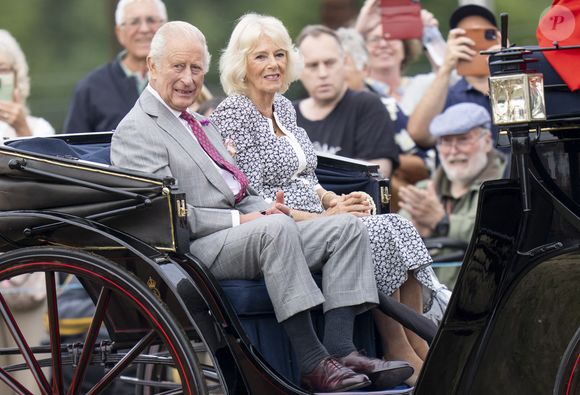 Le roi Charles III d'Angleterre et Camilla Parker Bowles, reine consort d'Angleterre, arrivent en calèche pour leur visite au Flower Show 2025 de Sandringham, Royaume Uni, le 23 juillet 2025. © GoffPhotos/Bestimage