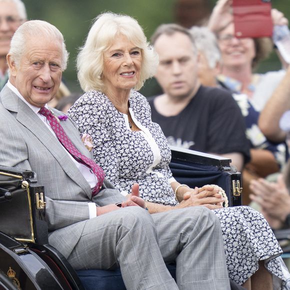 Le roi Charles III d'Angleterre et Camilla Parker Bowles, reine consort d'Angleterre, arrivent en calèche pour leur visite au Flower Show 2025 de Sandringham, Royaume Uni, le 23 juillet 2025. © GoffPhotos/Bestimage