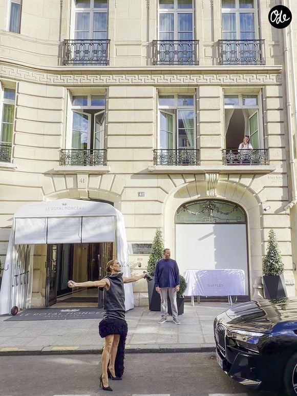 aux abords de son hôtel fétiche, le Royal Monceau

Céline Dion quitte le Royal Monceau entourée d’une foule de fans et s’offre un joli moment avec eux en dansant sur l’un de ses titres les plus emblématiques, "Pour que tu m’aimes encore", à Paris, France, le 1er septembre 2026. © Léa Vieillot/Bestimage
